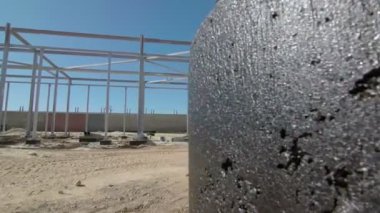 İnşaat işçileri metal bir yapı inşa ediyorlar. Yeni inşa alanı geliştirme