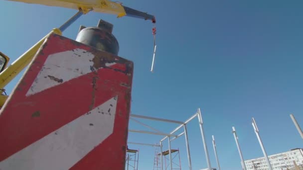 Kranen werken aan bouwplaats onder de blauwe lucht — Stockvideo