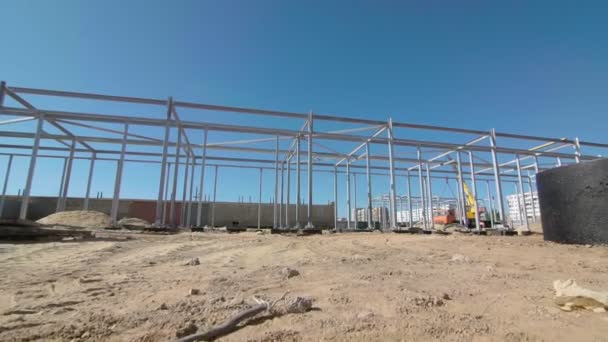 Los trabajadores de la construcción están construyendo un marco metálico. Desarrollo de nuevas construcciones — Vídeo de stock