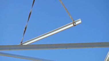 Turna, metal kirişi havaya kaldırıyor..