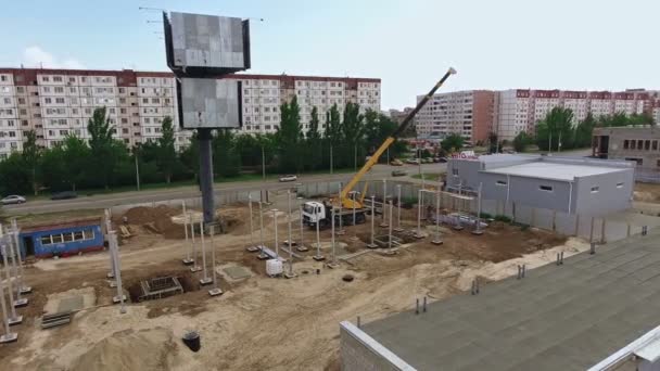 Vista aérea de los trabajadores de la construcción que trabajan en el sitio de construcción — Vídeos de Stock