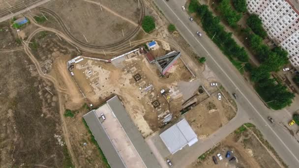 Vue vers le bas des travailleurs de la construction travaillant sur le chantier — Video