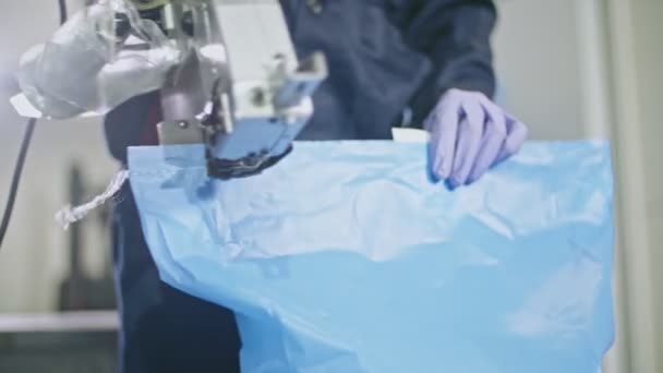 Primer plano del trabajador embalaje bolsa azul con arroz hervido — Vídeos de Stock