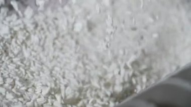 Fabrikaya düşen pirincin yavaş hareketi.