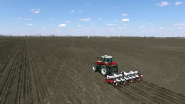 Tarımsal traktör ekiyor ve ekiyor.