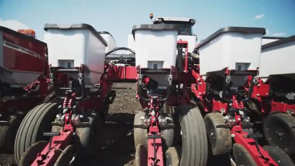 Traktor különleges precíziós ültetvényekkel, vetőgép dolgozik a területen, mezőgazdasági gépek ültetnek kukoricát, vagy napraforgómag frissen szántott földre. — Stock videók