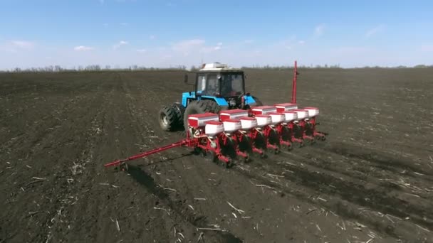 밭을 경작하고 경작하는 농업용 트랙터 — 비디오