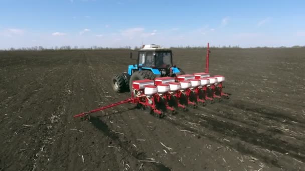 Semis de tracteurs agricoles et champ de culture — Video