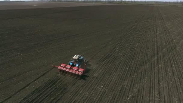 Semis de tracteurs agricoles et champ de culture