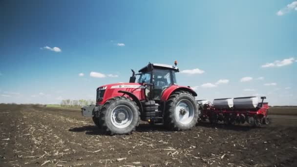 밭을 경작하고 경작하는 농업용 트랙터 — 비디오