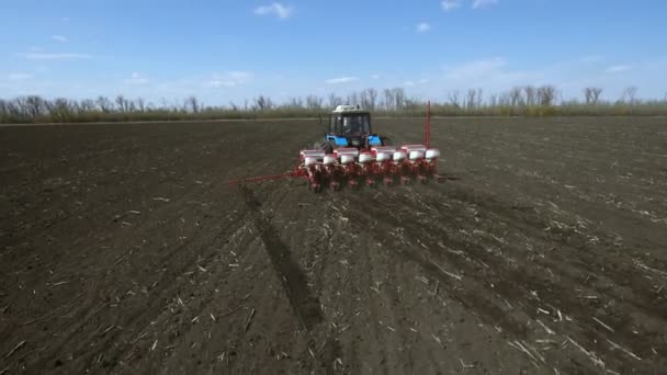 Semis de tracteurs agricoles et champ de culture — Video