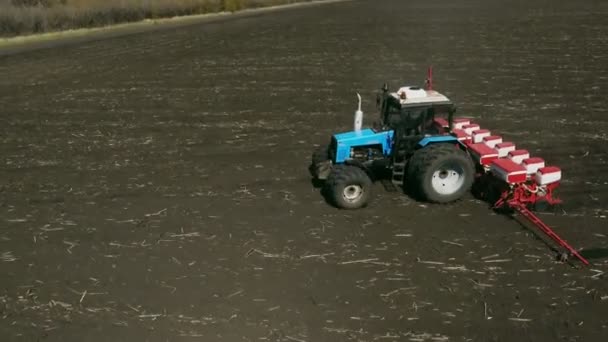 Trator agrícola semeadura e campo de cultivo — Vídeo de Stock