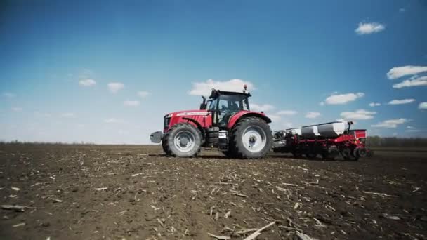 Zaai- en teeltveld landbouwtrekker — Stockvideo