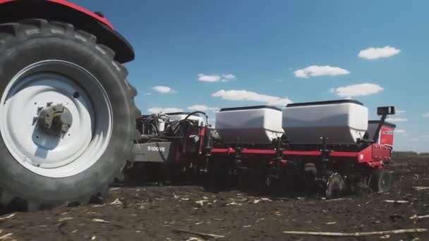 Traktor mit speziellen Präzisionspflanzmaschinen, Sämaschine arbeitet auf dem Feld, Landmaschinen pflanzen Mais oder Sonnenblumenkerne in frisch gepflügtes Land. — Stockvideo