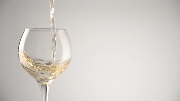 Weinchampagner ins Glas gießen, Super-Zeitlupe in Nahaufnahme, verschwommener Hintergrund mit Lichtern, Getränkekonzept. — Stockvideo
