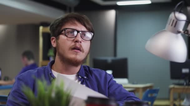 Недовольный мужчина ругается с коллегой в офисе — стоковое видео