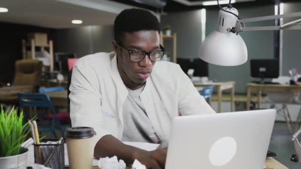 Freelancer profesional que celebra el éxito empresarial en la oficina. Hombre de negocios africano haciendo sí gesto en el coworking . — Vídeos de Stock