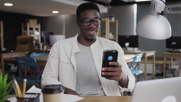 Portrait jeune homme afro-américain utilise le téléphone au bureau — Video