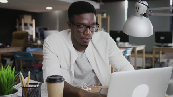Černý zoufalý podnikatel pracovat v moderní kanceláři — Stock video