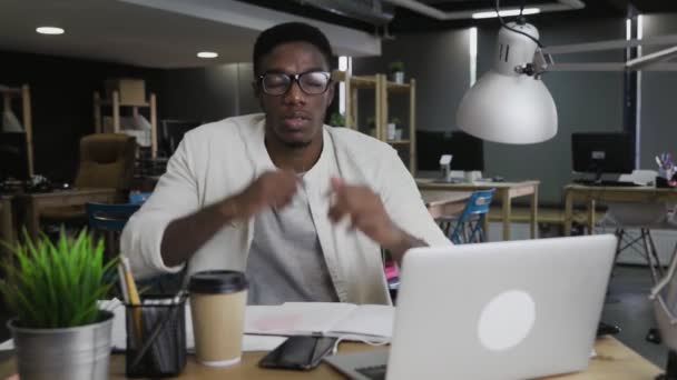 Hombre africano en gafas tocando la cabeza sintiendo dolor que sufre de migraña. Concepto de personas, salud y estrés . — Vídeos de Stock