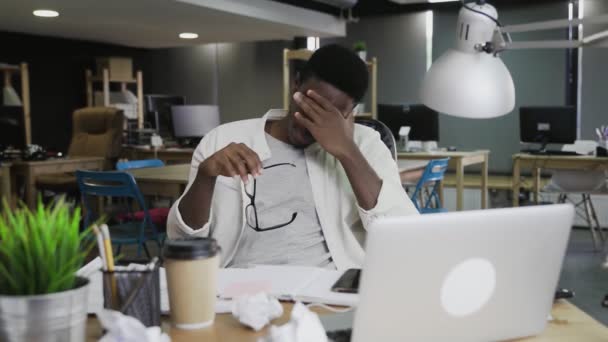 Tired man feeling sleepy at coworking. Portrait of black man falling asleep — Stock Video