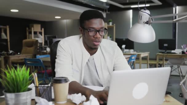 Uomo d'affari africano sentirsi felice dei risultati del lavoro. Uomo eccitato ottenere buoni risultati di progetto in spazio di coworking. Primo piano uomo godere di lettera perfetta a coworking . — Video Stock