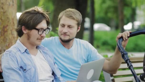 Familia Gay con Niño Adoptado en el Parque de Verano — Vídeo de stock