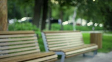 Babam bebek arabasıyla yürüyor.