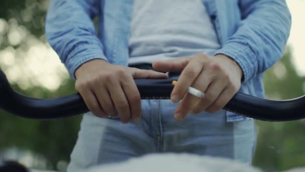 Far håller cigarett och barnvagn, barn POV — Stockvideo