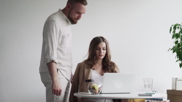 Hombre y mujer de negocios trabajando juntos. El hombre trae café a su colega — Vídeos de Stock