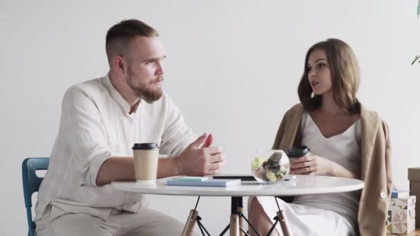 Mannen tänker på något, när kvinnan pratar med honom — Stockvideo