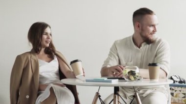 Kafe 'deki toplantıda yeni iş planlarını tartışan mutlu arkadaşlar..