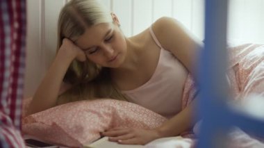 Genç bayan kitap okumayı bitirdi, ışığı kapattı ve uyumaya gitti.