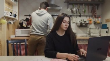 Mutlu çift kahvaltı yapıyor. Genç adam kız arkadaşına ya da karısına kahve getirir.