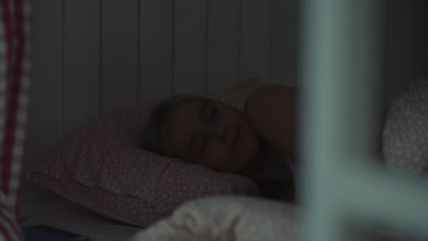 Jonge vrouw slaapt in gezellige hostel kamer 's nachts — Stockvideo
