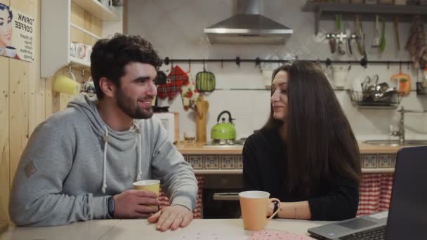 Casal sorridente a beber café na cozinha. Homem feliz conversando com mulher — Vídeo de Stock