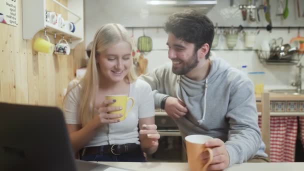 Preciosa pareja hablando y riendo durante el desayuno en la cocina — Vídeos de Stock