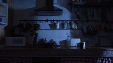 Genç adam akşamları mutfağa süt içmeye gelir..