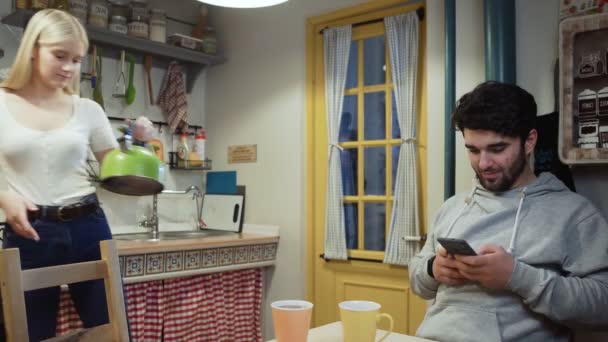 Jovem casal bebendo chá juntos em uma cozinha — Vídeo de Stock