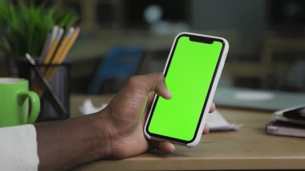 Close Up Shot of Head and Hand of Afro American Man Drží svůj Smartphone se zelenou obrazovkou a dívá se na něj, Scrolling, Touching Screen. Pohled zezadu. Vysmát. — Stock video