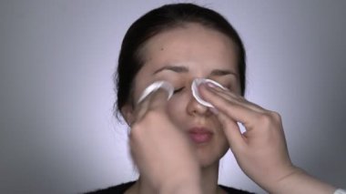 Makyajdan önce cilt kremi süren genç, güzel ve doğal bir kadının stüdyo portresi.