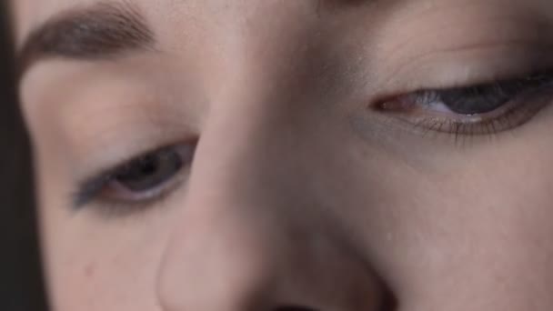 Beauté naturelle. Belle femme avec maquillage posant à la caméra