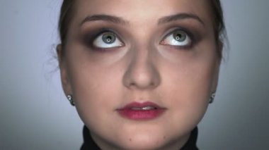 Güzellik stüdyosunda genç bir kadın için profesyonel makyaj yapıyor. Makyaj sanatçısı tozu büyük bir fırçayla uygular