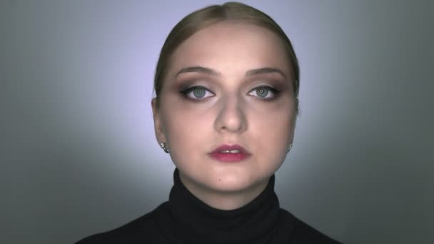 Beleza natural. Mulher bonita com maquiagem olha para a câmera — Vídeo de Stock