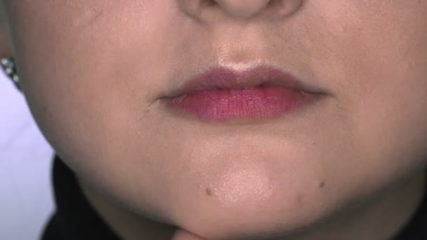 Makijażysta robi profesjonalny makijaż dla młodej kobiety w studiu kosmetycznym. Make up Artist używa pędzla do nakładania brokatu lub podświetlacza na oczy — Wideo stockowe