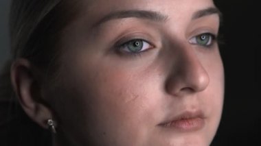 Güzellik stüdyosunda genç bir kadın için profesyonel makyaj yapan makyözlere yakın çekim. Makyaj sanatçısı tozu büyük bir fırçayla uygular