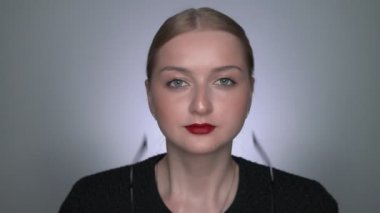 Doğal Güzellik. Makyajlı güzel kadın kameraya bakar ve poz verir.