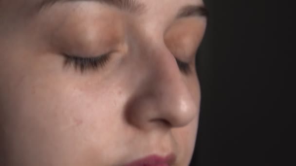 Visagistin, die junge Frauen im Schönheitsstudio professionell schminkt. Schöne und natürliche Frau, die vor dem Make-up Hautpflegecreme mit Wattepad aufträgt — Stockvideo