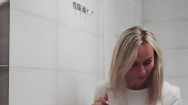 Losyon süren ve aynaya bakan kadın doğal güzelliğin ve sağlığın tadını çıkarıyor.