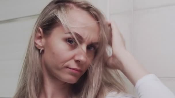 CLose up de menina frustrada olha para a câmera no banheiro — Vídeo de Stock